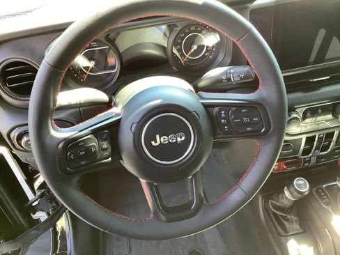 Used 2024 Jeep Gladiator Rubicon w/ Technology Group AWD/4WD image 9