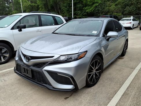Used 2023 Toyota Camry SE image 4