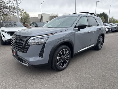 Used 2026 Nissan Pathfinder Platinum image 3