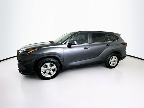 Used 2024 Toyota Highlander LE image 4