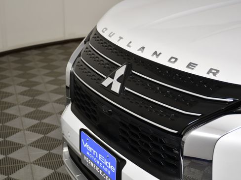 Used 2025 Mitsubishi Outlander SEL image 11