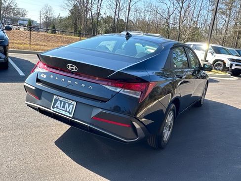New 2026 Hyundai Elantra SE image 5