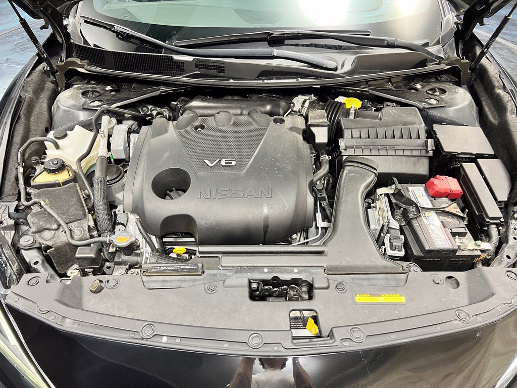 Used 2023 Nissan Maxima SR w/ Sport Mat Group FWD image 10