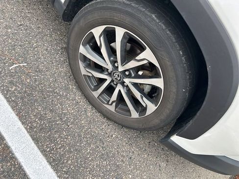 Used 2022 Toyota Corolla Cross XLE w/ Convenience Package image 2