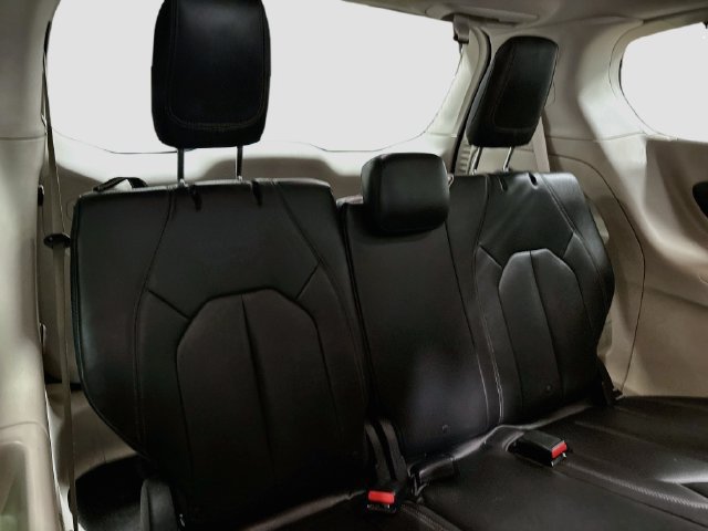 Used 2017 Chrysler Pacifica Touring-L FWD image 22
