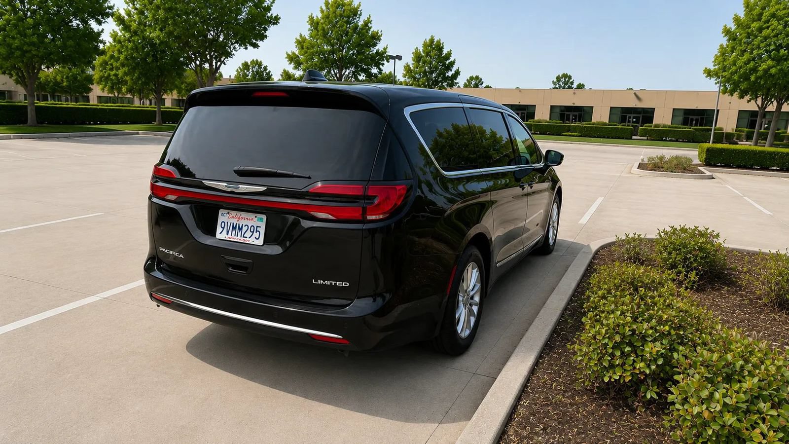 Used 2026 Chrysler Pacifica Limited FWD image 4