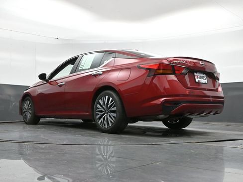 Used 2025 Nissan Altima 2.5 SV FWD image 47