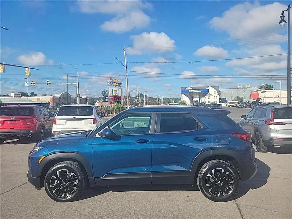 Used 2021 Chevrolet TrailBlazer LT w/ Convenience Package AWD/4WD image 2