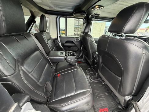 Used 2019 Jeep Wrangler Unlimited Sahara w/ Cold Weather Group AWD/4WD image 15