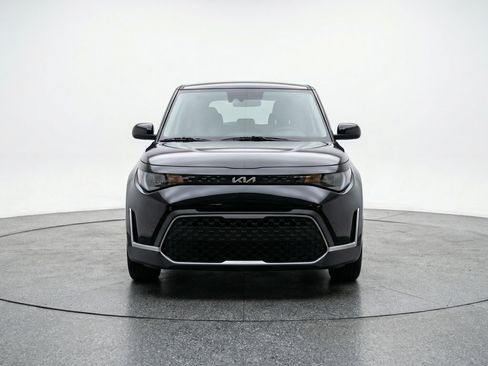 Used 2025 Kia Soul LX image 2