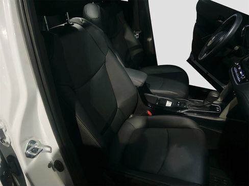 Used 2025 Toyota Corolla Cross XLE image 30