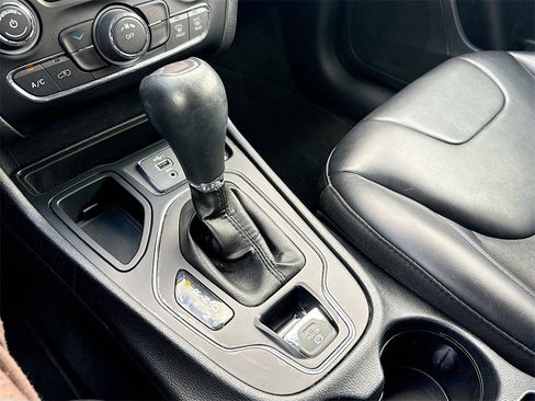 Used 2019 Jeep Cherokee Latitude Plus image 18