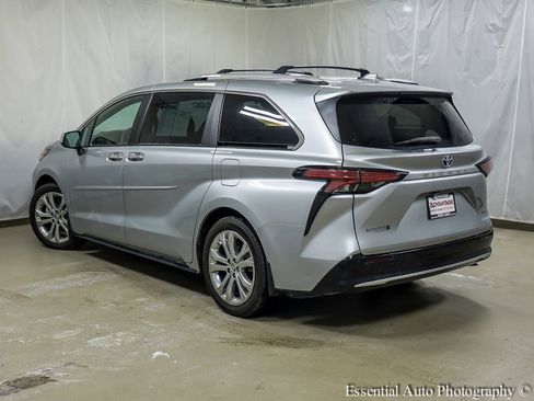 Used 2023 Toyota Sienna Platinum image 8