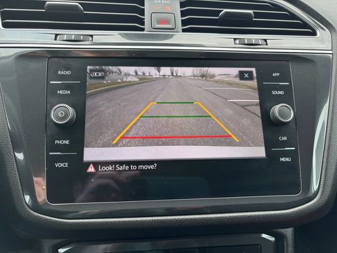 Used 2022 Volkswagen Tiguan SE image 36