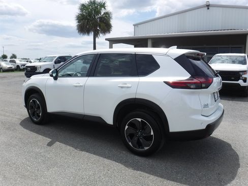 Used 2024 Nissan Rogue SV AWD/4WD image 9