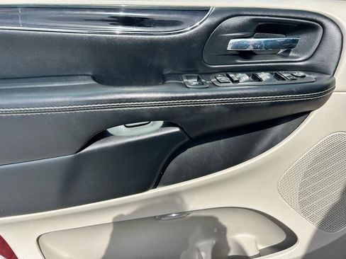 Used 2020 Dodge Grand Caravan SXT FWD image 8