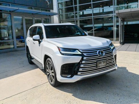 Used 2025 Lexus LX 600 4WD w/ Accessory Package (2T) image 3
