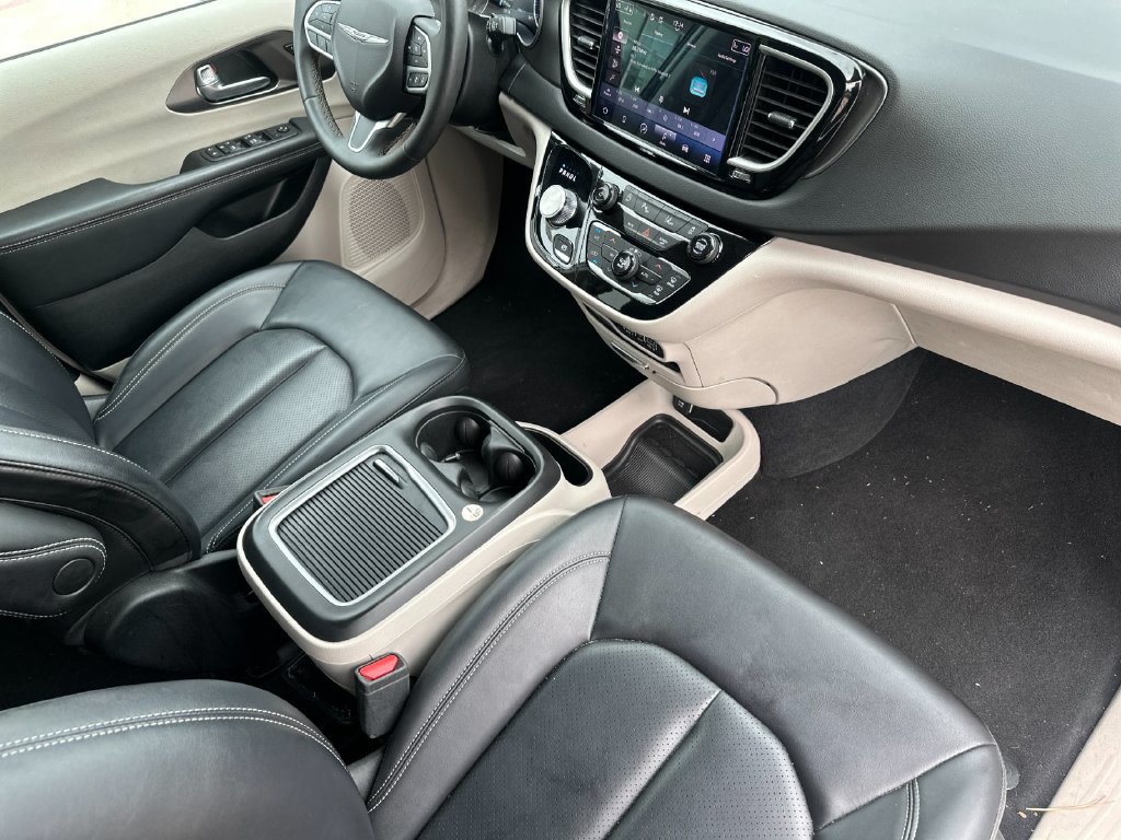 Used 2024 Chrysler Pacifica Touring-L FWD image 16