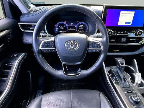Used 2023 Toyota Highlander Limited AWD/4WD image 6