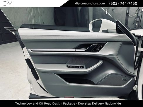Used 2024 Porsche Taycan 4 Cross Turismo w/ Technology Package (P6F) image 25
