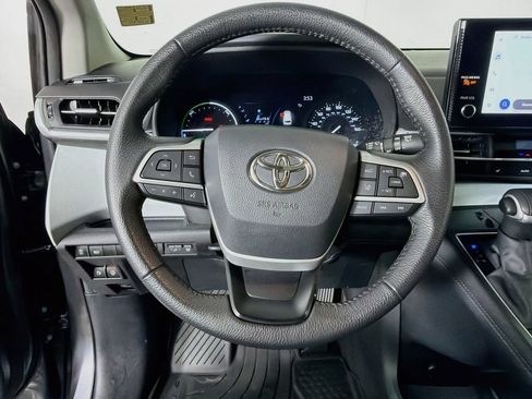 Used 2025 Toyota Sienna XLE FWD image 13
