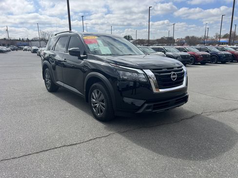 Certified 2025 Nissan Pathfinder SV image 3