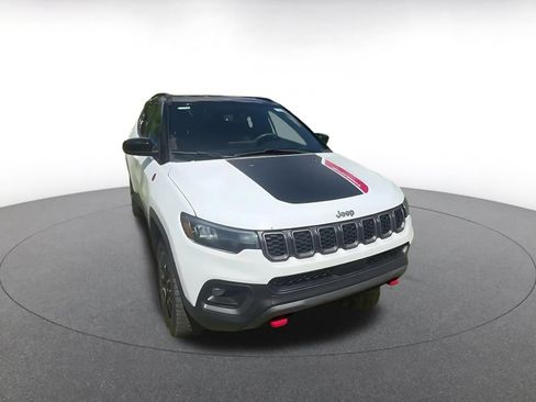 Used 2025 Jeep Compass Trailhawk AWD/4WD image 3