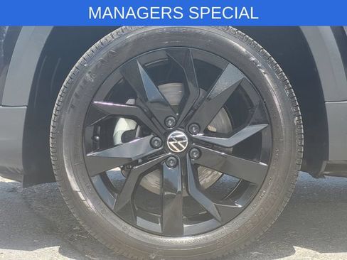 Used 2023 Volkswagen Taos SE w/ Panoramic Sunroof Package FWD image 6