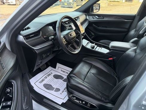 Used 2022 Jeep Grand Cherokee Overland w/ Luxury Tech Group IV AWD/4WD image 11