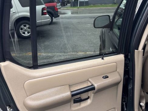 Used 2004 Ford Explorer Sport Trac XLT AWD/4WD image 14
