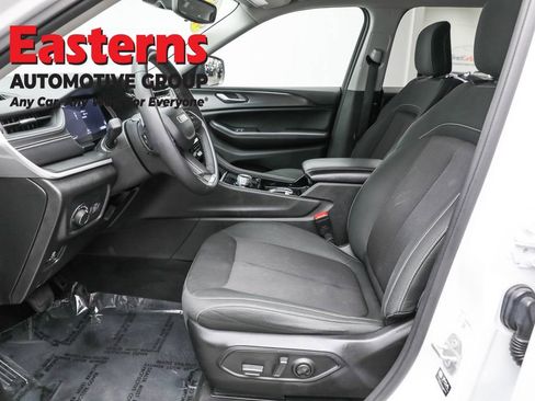 Used 2023 Jeep Grand Cherokee L Laredo image 14