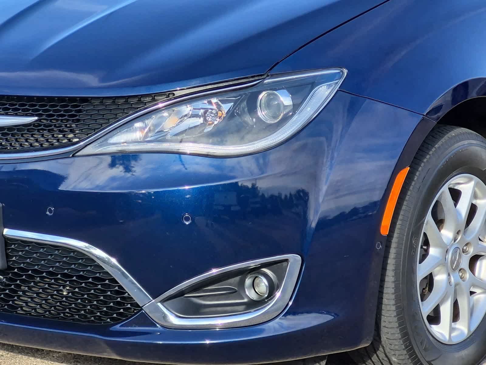 Used 2020 Chrysler Pacifica Touring-L w/ Advanced Safetytec Group FWD image 11