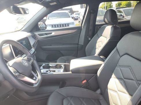 Used 2025 Volkswagen Atlas Cross Sport SE AWD/4WD image 17