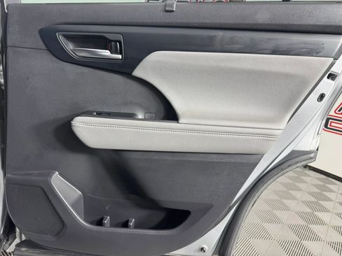 Used 2021 Toyota Highlander XLE image 45