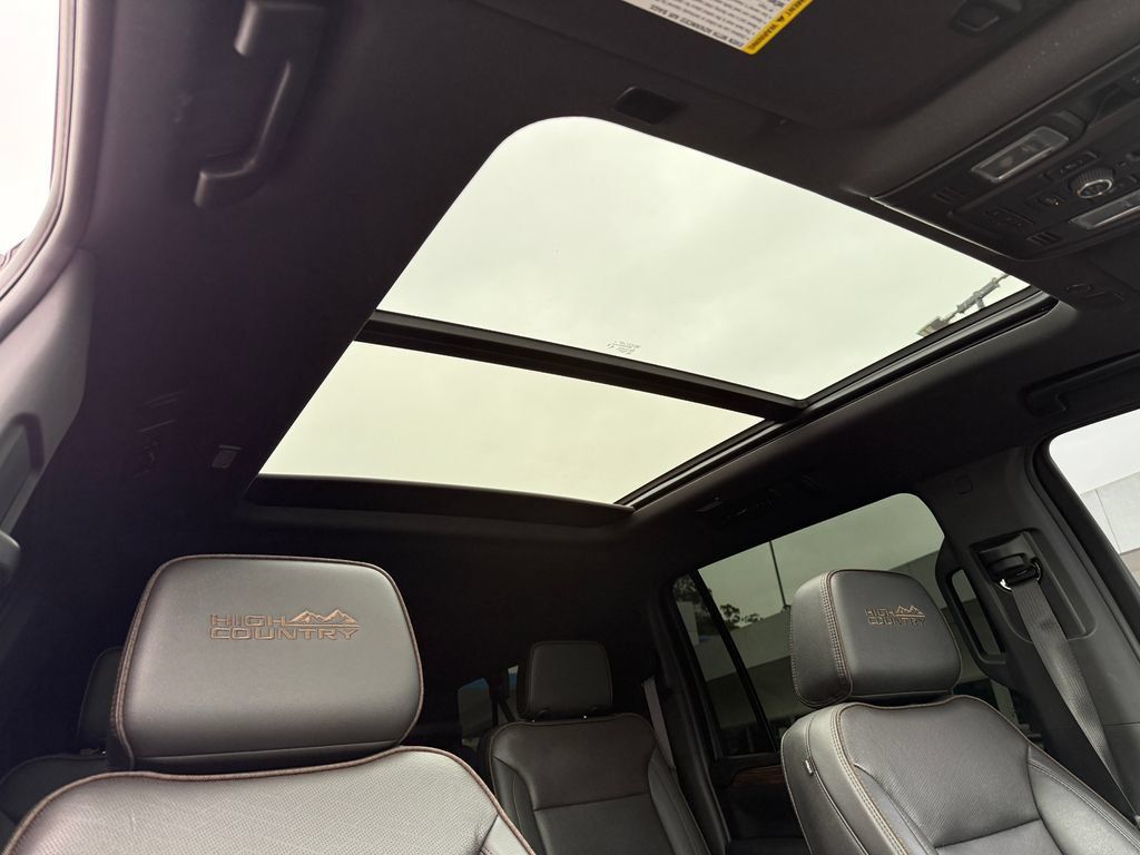 Used 2024 Chevrolet Suburban High Country AWD/4WD image 17