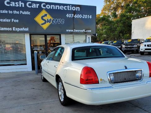 Used 2006 Lincoln Town Car Signature Limited image 13