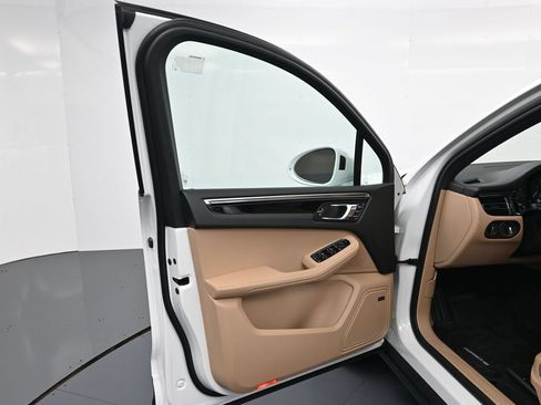 Certified 2026 Porsche Macan AWD/4WD image 16