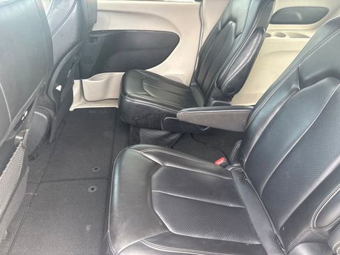 Used 2023 Chrysler Pacifica Touring-L FWD image 22