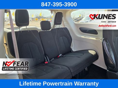 Used 2022 Chrysler Voyager LX image 27