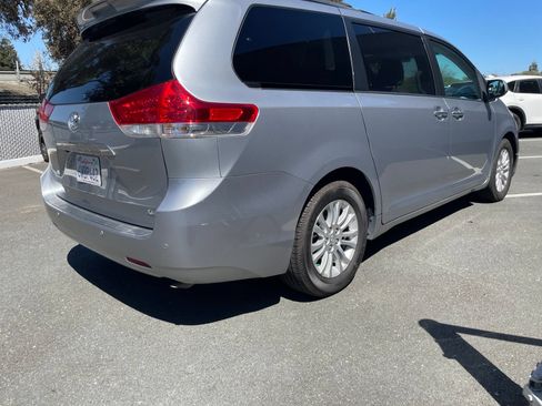 Used 2012 Toyota Sienna XLE w/ XLE Navigation Pkg FWD image 5
