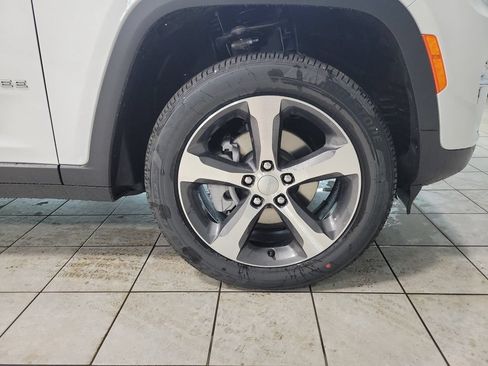 New 2025 Jeep Grand Cherokee Limited AWD/4WD image 36
