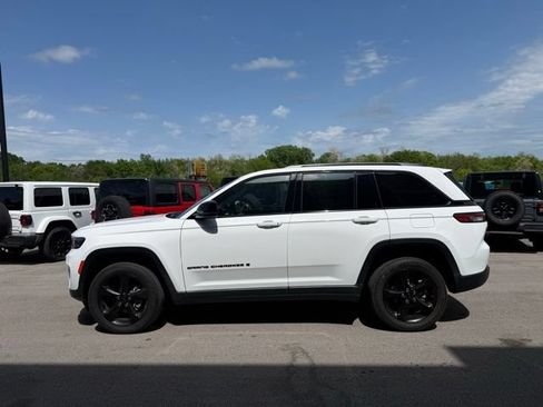 Used 2023 Jeep Grand Cherokee Altitude AWD/4WD image 6