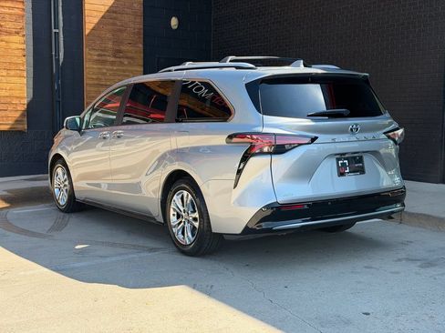 Used 2023 Toyota Sienna Platinum AWD/4WD image 11