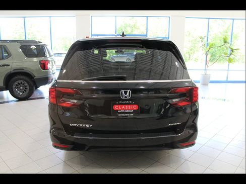 Used 2023 Honda Odyssey Sport image 6