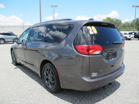 Used 2020 Chrysler Pacifica Touring-L w/ S Appearance Package FWD image 5
