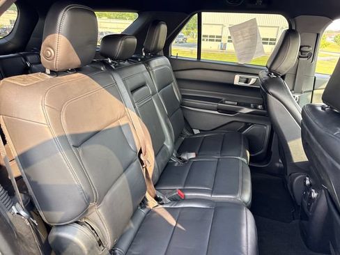 Used 2020 Ford Explorer XLT w/ Equipment Group 202A AWD/4WD image 14