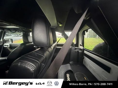 Used 2017 Jeep Wrangler Unlimited Sahara AWD/4WD image 12