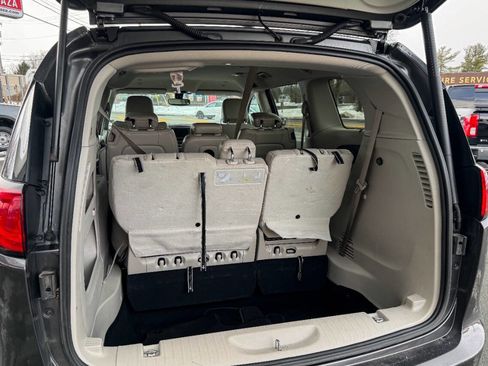Used 2019 Chrysler Pacifica Touring-L image 16