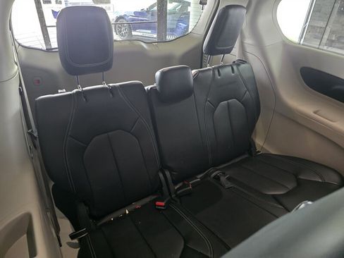 Used 2023 Chrysler Pacifica Touring-L FWD image 16