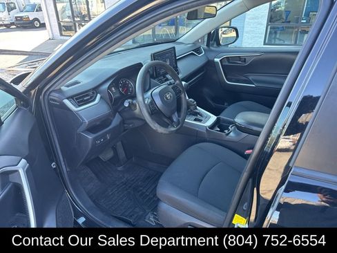 Used 2021 Toyota RAV4 LE image 10